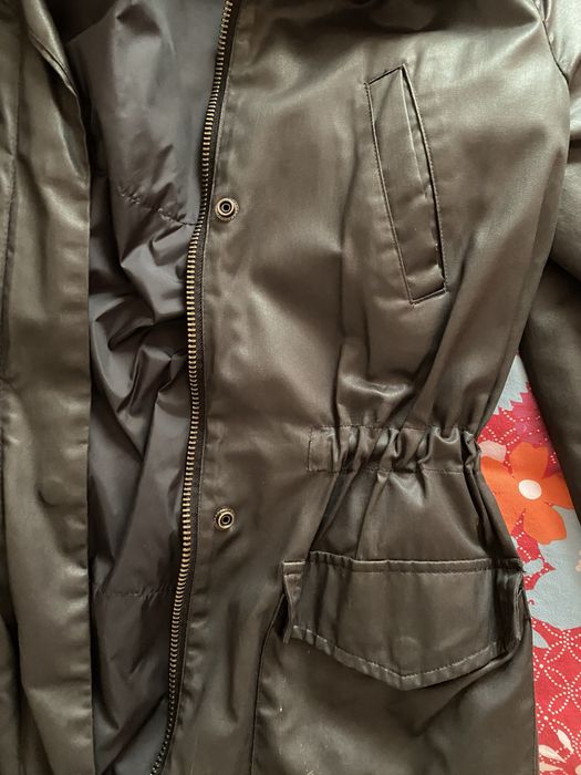 Parka preta impermeável com capuz