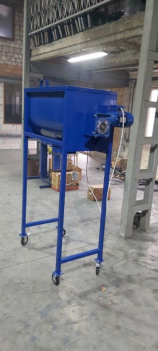 Кормозмішувач об'ємом 400 л,смеситель кормов горизонтальний.