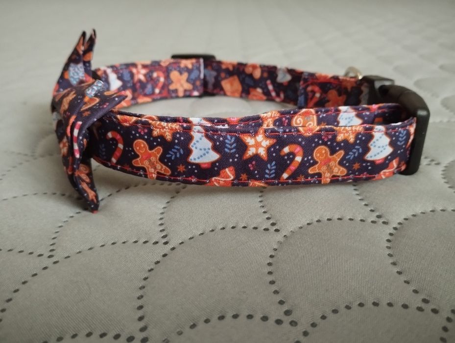 Świąteczna obroża dla psa z kokardą muchą w pierniczki L