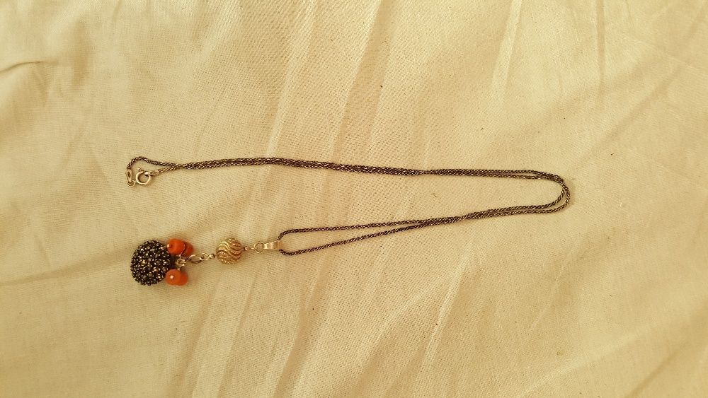 wisior maska wisior z perlami