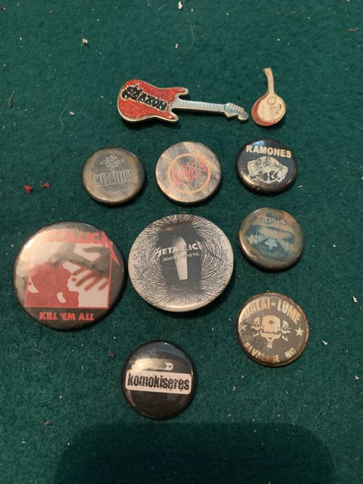 Lote de pins antigos e recentes