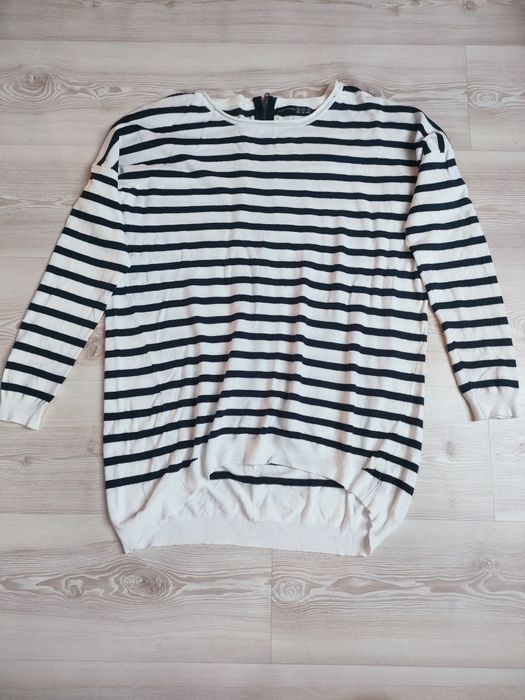 Sweter w paski biało - granatowe