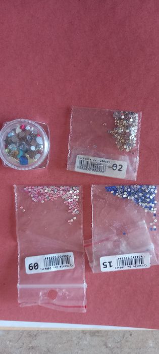 Cyrkonie do zdobienia paznokci 4 rodzaje