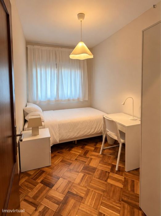 Quarto - localizado em Mafamude Porto