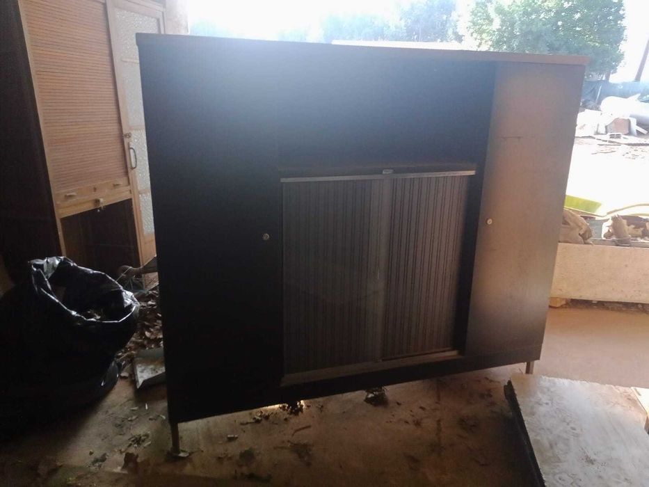 Cadeiras e secretarias para despachar