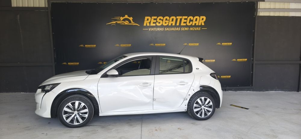 Peugeot 208 elétrico salvado