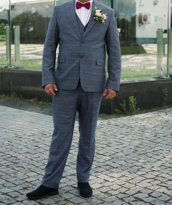 Sprzedam piękny garnitur rozmiar 56  z kamizelka