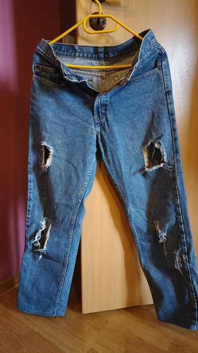jeansy z dziurami