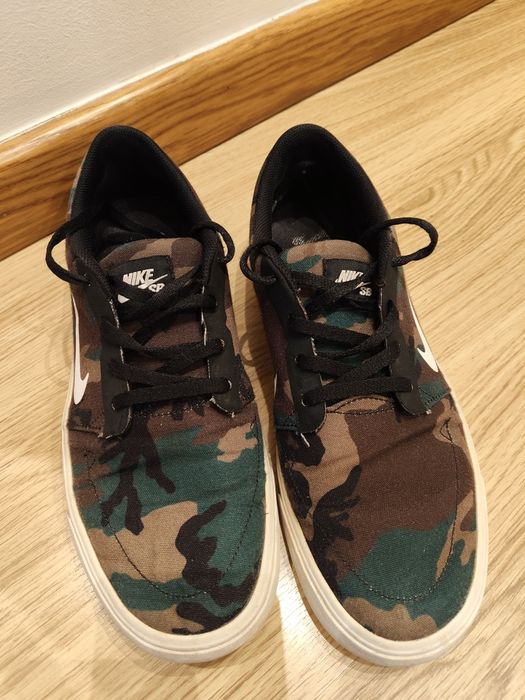 Ténis Nike padrão tropa