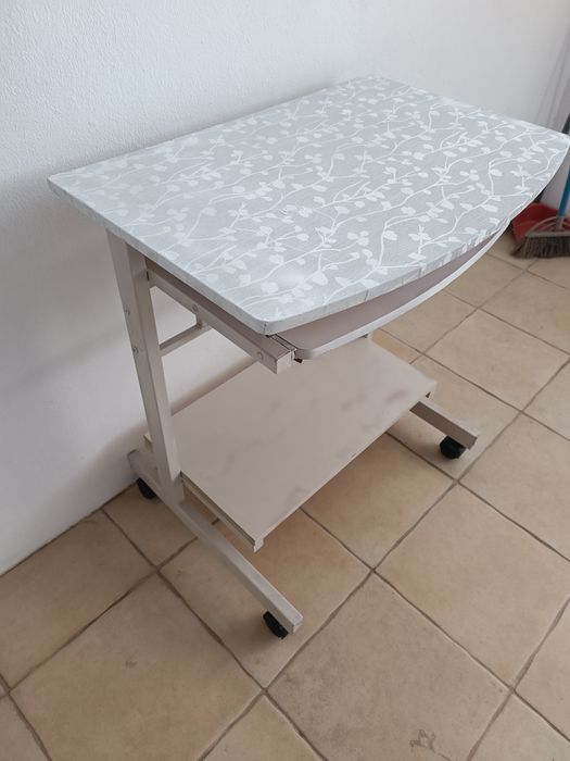Secretária/ Mesa de apoio com rodas