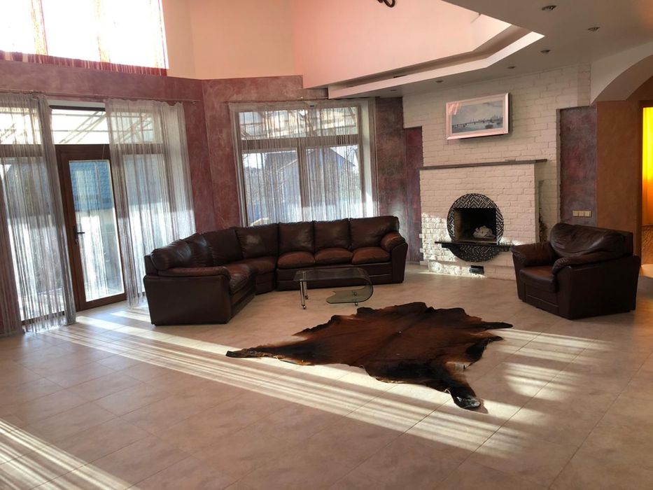 Продам двух поверховий будинок.