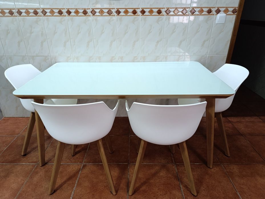 Mesa de cozinha com 4 cadeiras