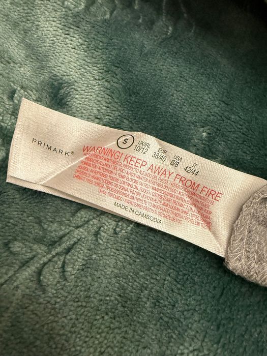 Pijama cinzento com riscas brancas