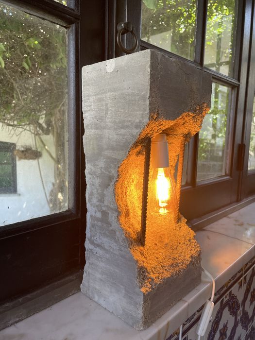 Candeeiro de mesa em cimento e vigas, cofragem. Artesanal.