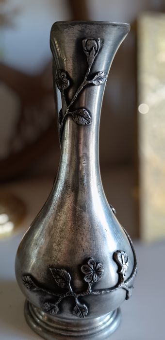 Jarra em estanho floral alto romântico Art Deco francês La Maison de l