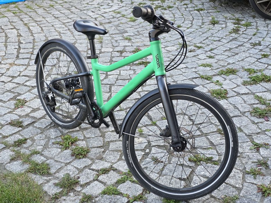 Woom 4 Explore Zielony z błotnikami i nóżką hamulce tarczowe