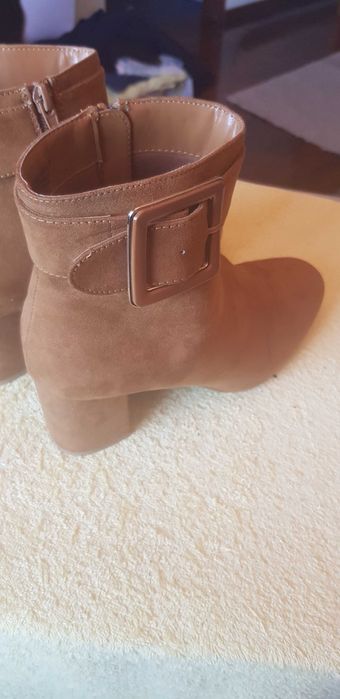 Botas de camurça de cor camel