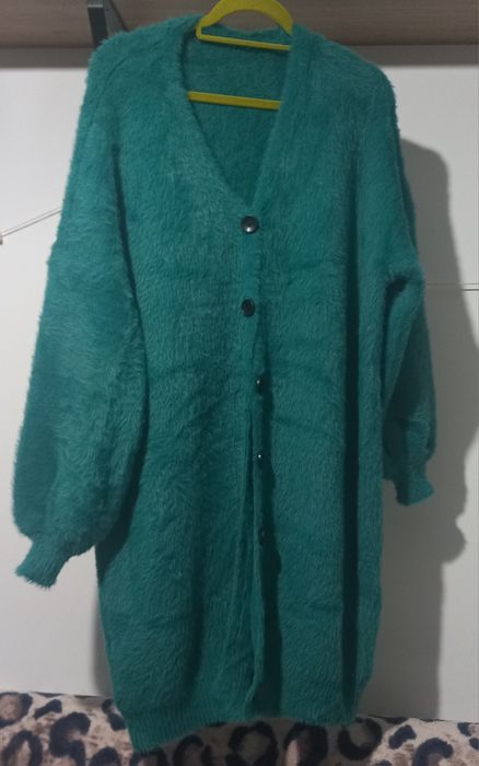 Długi swetr z alpaki.