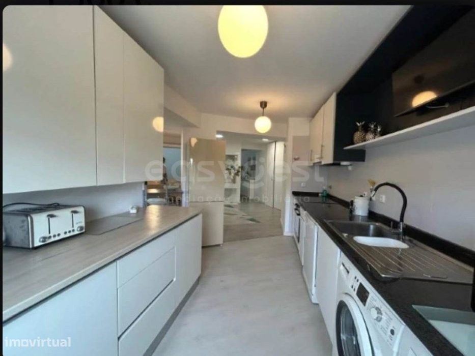 Apartamento T3 com lugar de garagem situado nas Barrocas