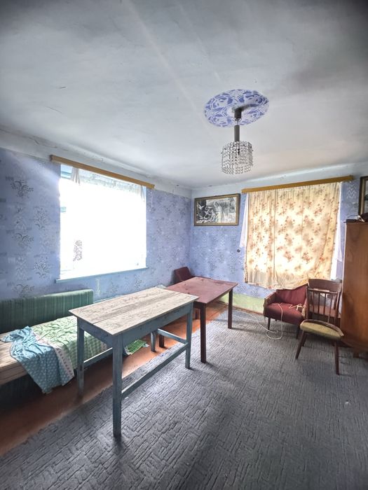 Продаж будинку з великою земельною ділянкою