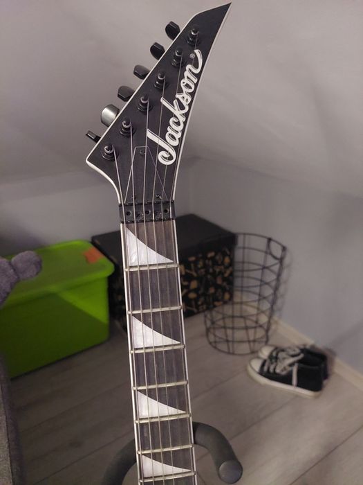 Gitara Jackson JS32 King V AH Black with White Bevels