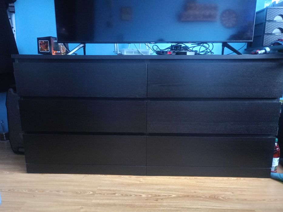 Czarna komoda Ikea
