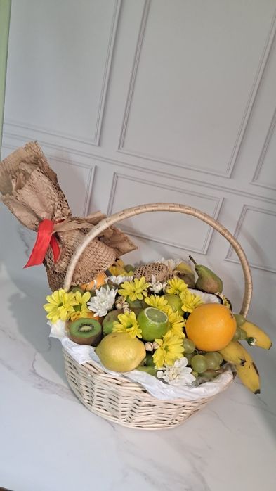 Подарочная корзина, букет и ящик с фруктами