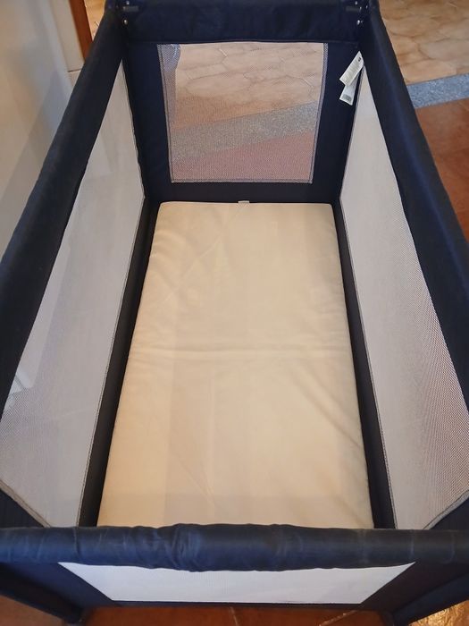Vendo cama de viagem com colchão marca Zippy