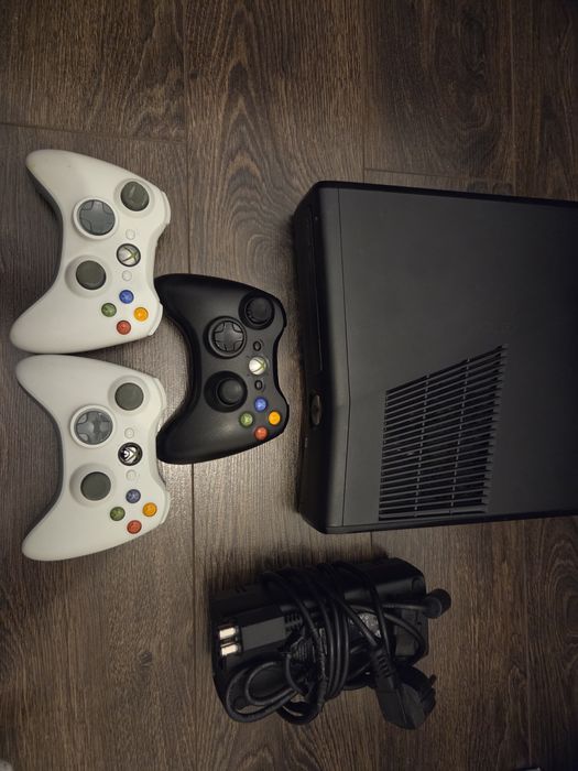 Konsola XBOX 360 slim czarna + 3 pady + mix gier