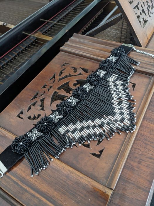 Борщівський язик. Чорний з чорними квітами в наявності. Інші під замов