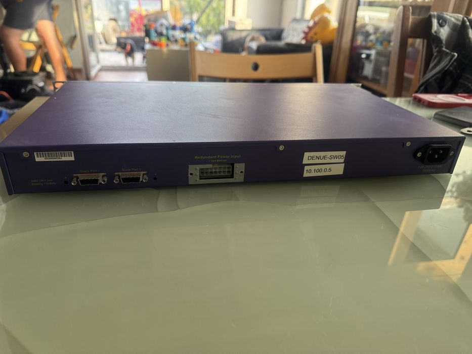 2 switches profissionais Extreme Networks Summit X440-48t, Part No. 16505.