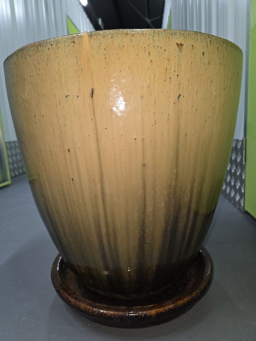 Vaso grande com base em cerâmica