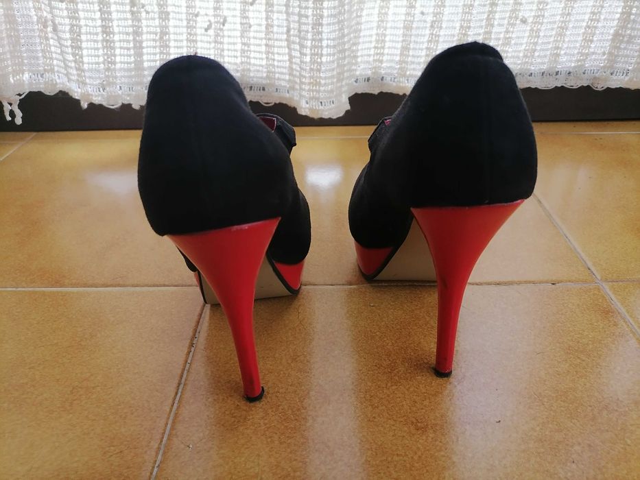 Sapatos de senhora tacão alto