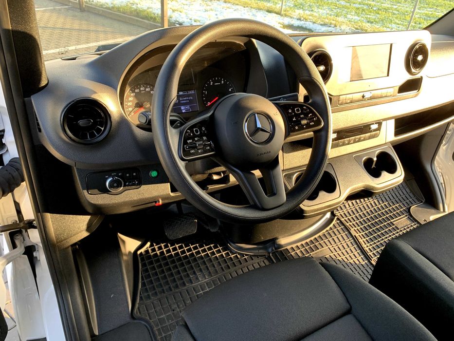 Wypożyczalnia samochodów dostawczych KONTENER BUS Z WINDĄ automat Łódź