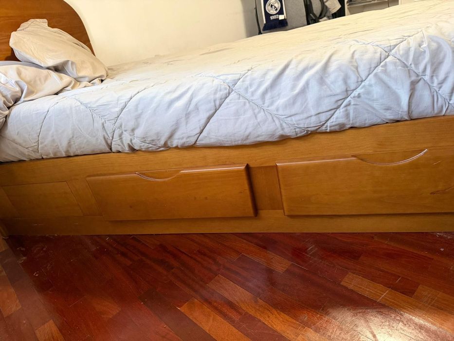 Cama C/Colchão (Corpo e meio, com 4 gavetas laterais de arrumos)