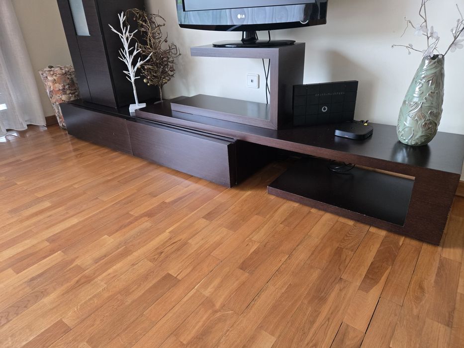 Movel de TV com gavetas e prateleira