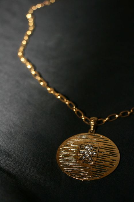 Colar Dourado c/ Pendente