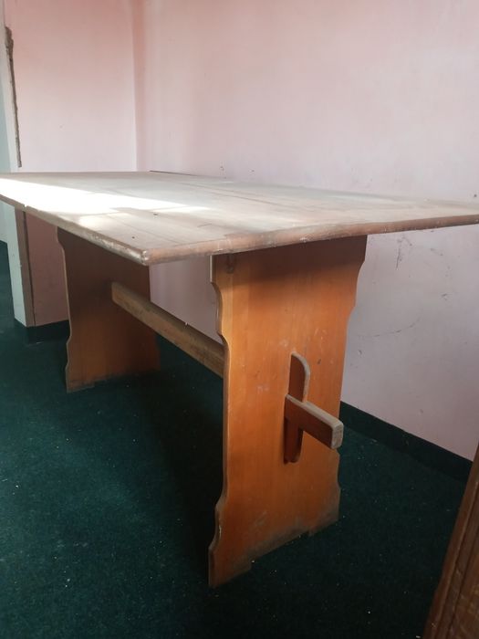 Дерев'яний стіл для дому