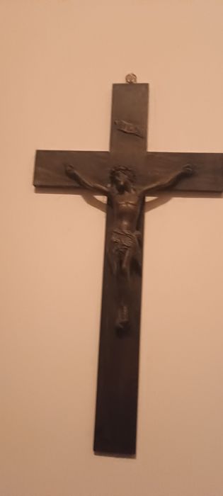 Crucifixo antigo de madeira com Jesus Cristo em metal