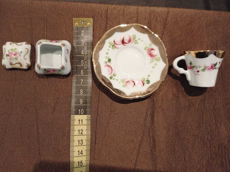 Miniaturas em porcelana - caixa e chávena