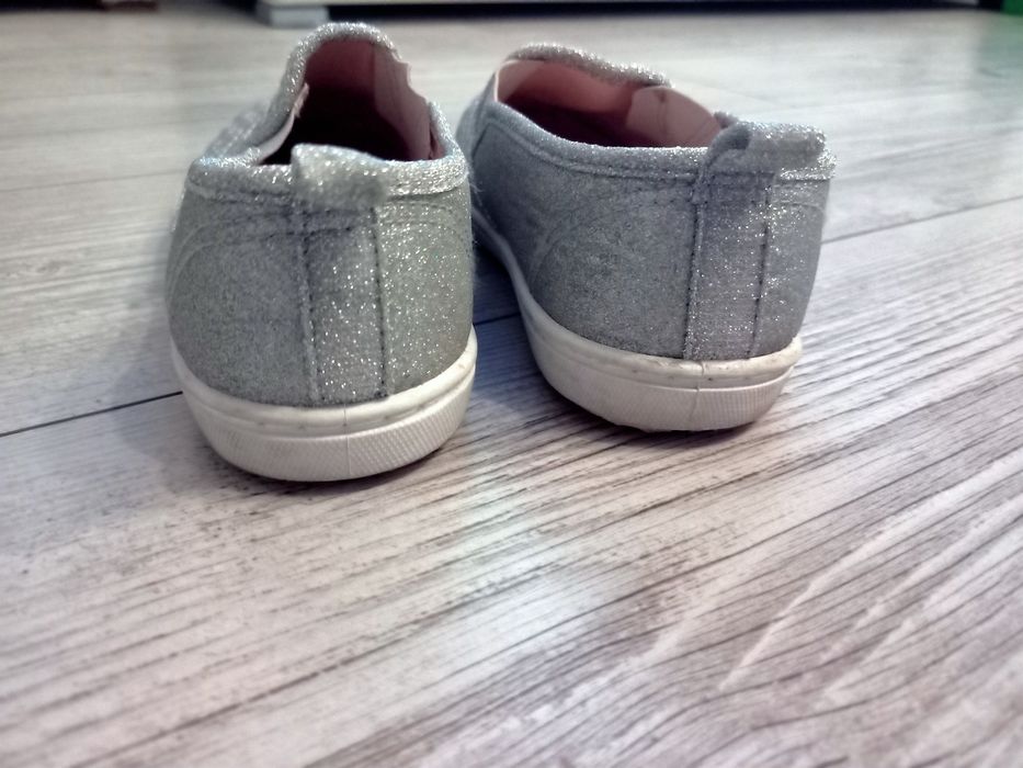 Trampki srebrne roz 32