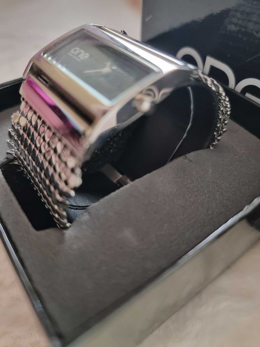 Relógio ONE metalizado