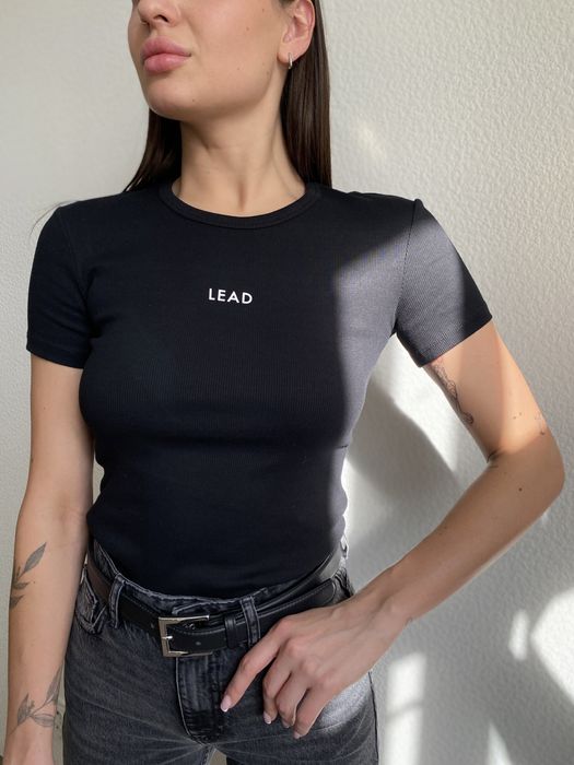 Футболка в рубчик з надписом mango XS S M L с надписью