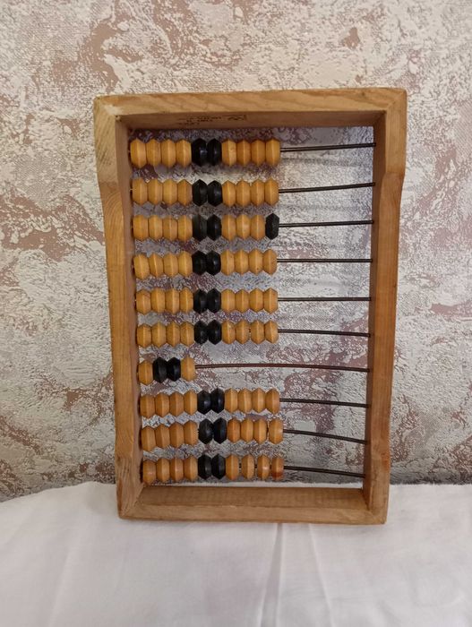 продаются старые счеты.