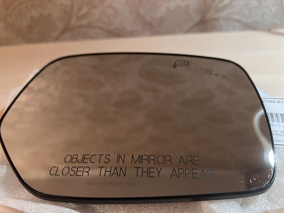 Правий вкладиш дзеркала заднього виду. Ремкомплект  правого дзеркала.