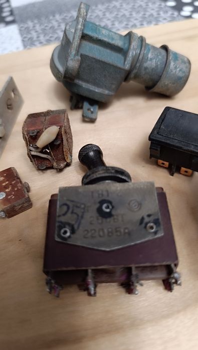 Тумблери, кнопки, перемикачі, включатель