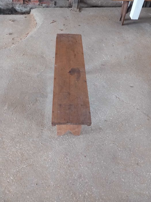 Banco de madeira comprimento 1,00cm altura 0,43cm fundo 0,25cm