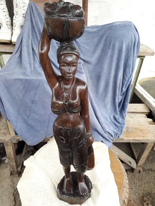 Дерев'яна фігурка африканська жінка