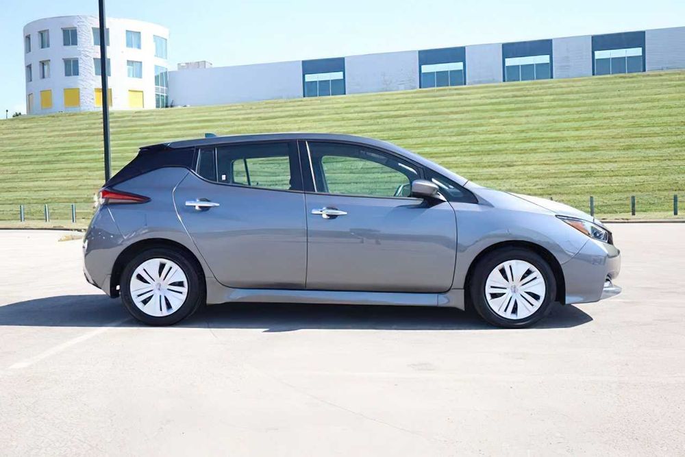 Nissan LEAF      2022