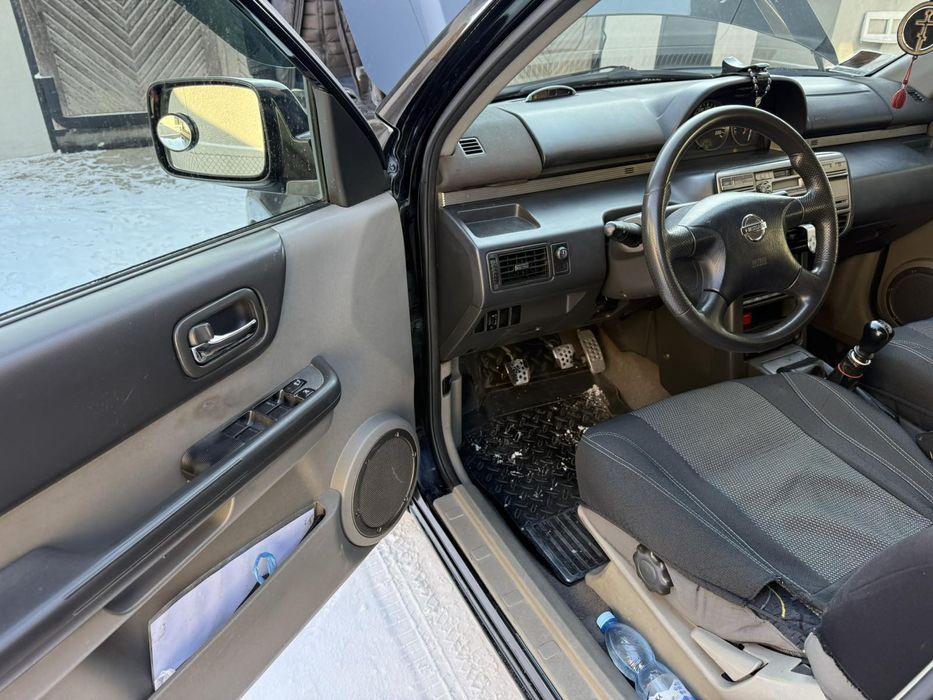 Не спешно машина вся в рідні